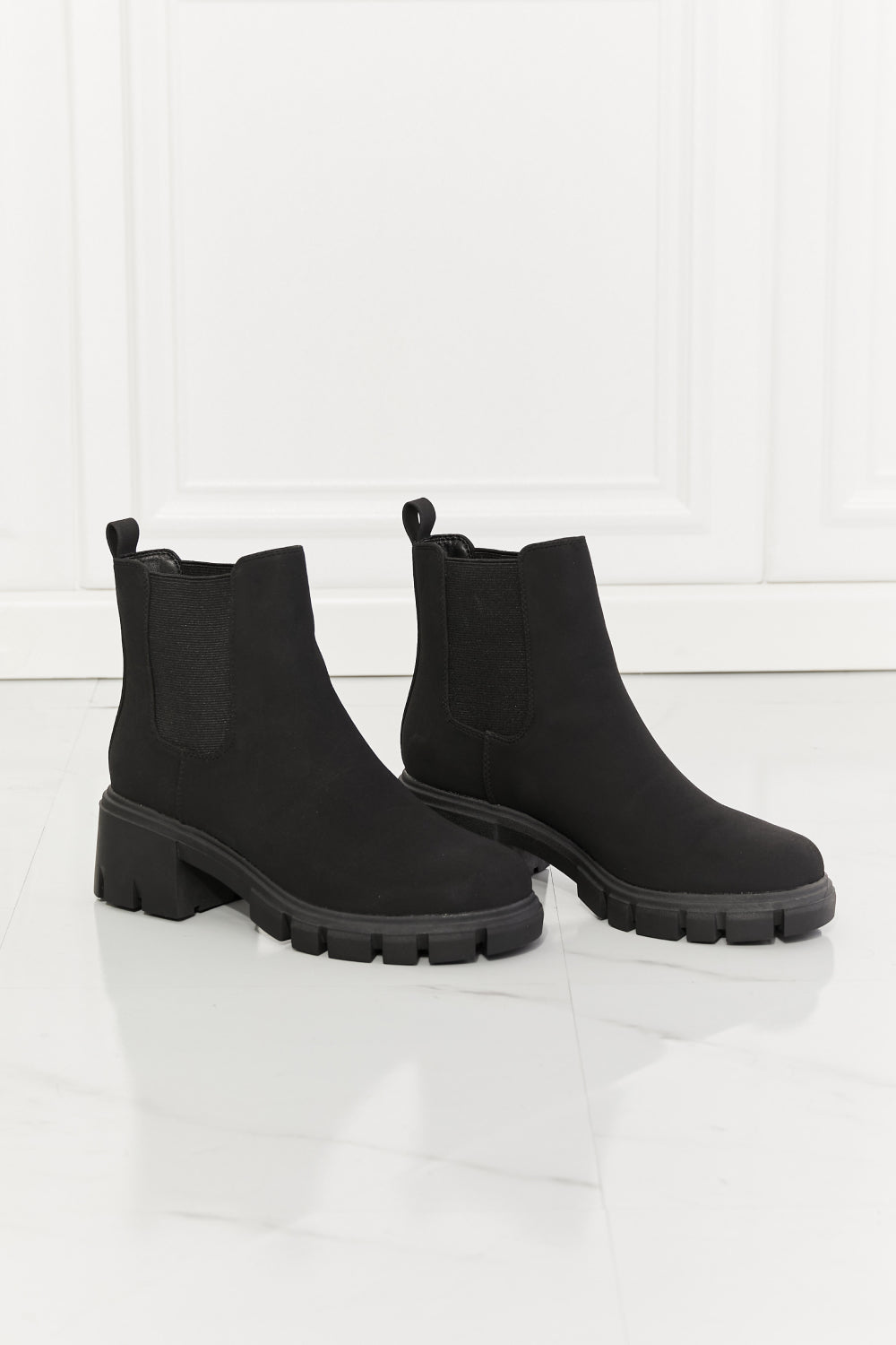 Lug Sole Chelsea Boots in Black Trendsi