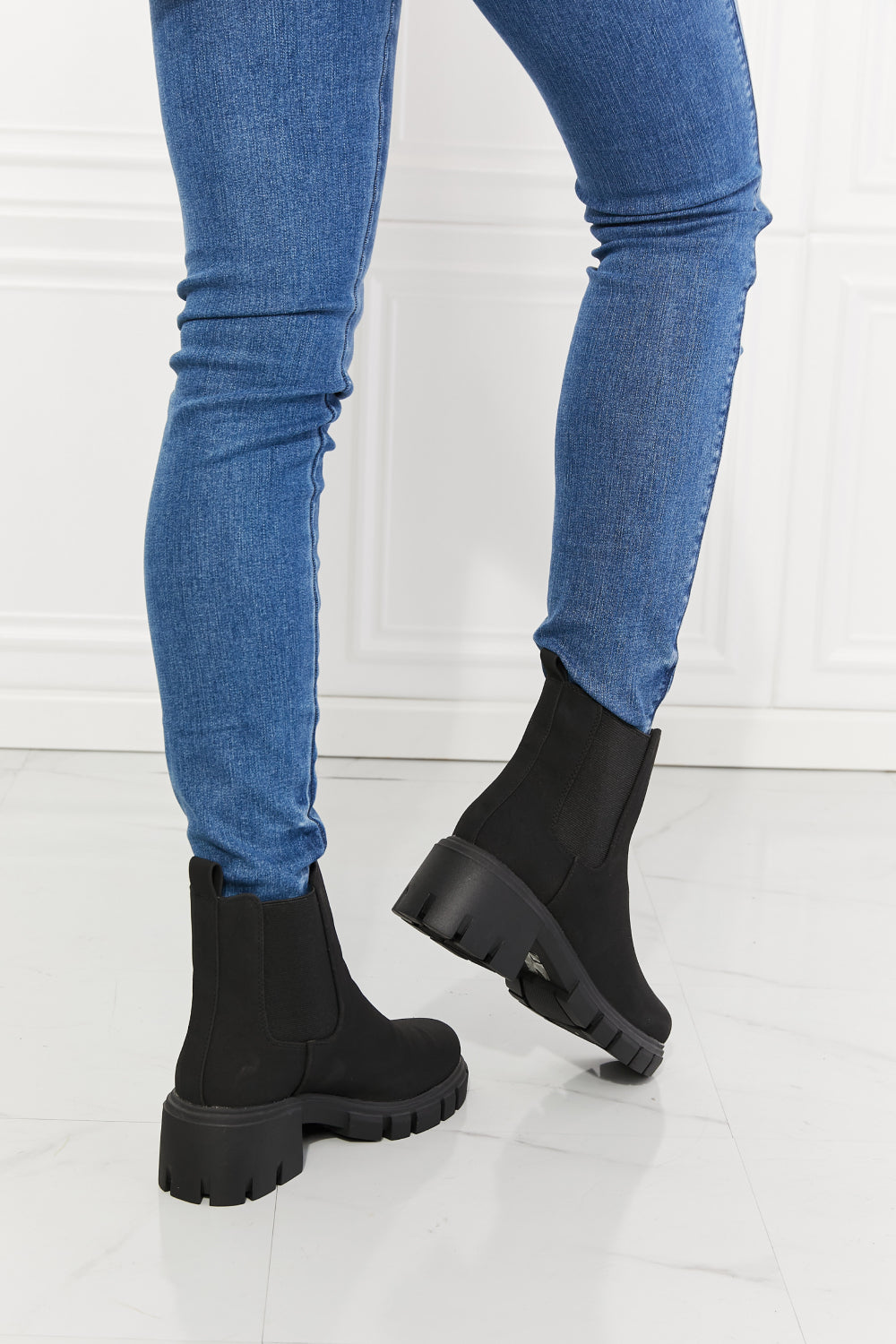 Lug Sole Chelsea Boots in Black Trendsi
