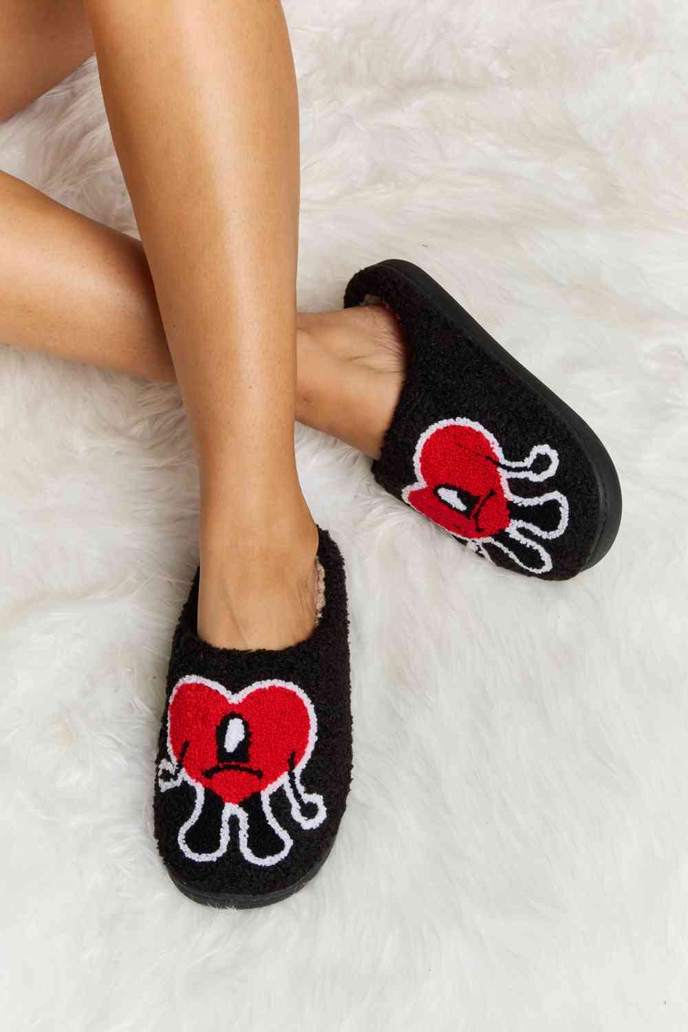Melody Love Heart Print Plush Slippers Trendsi Black S