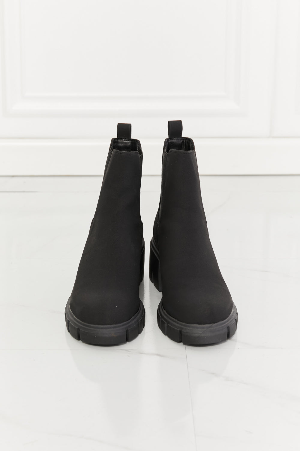 Lug Sole Chelsea Boots in Black Trendsi